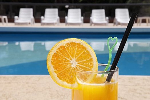 玻璃杯,橙汁,池边