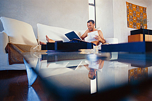 男人,学习,笔记本电脑,客厅