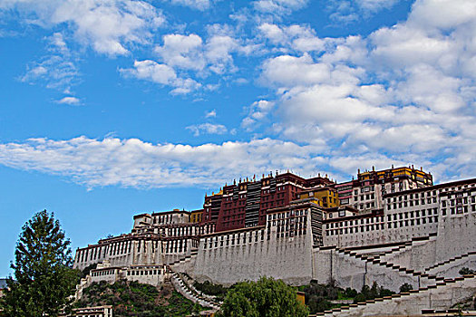 中国西藏蓝天白云下的布达拉宫