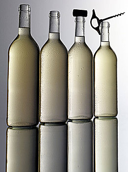 四个,白葡萄酒瓶