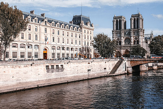 巴黎圣母院与塞纳河