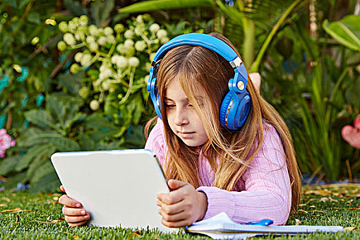 金发,儿童,女孩,平板电脑,躺着,草,草皮,耳机