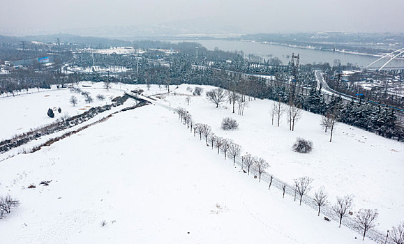 河南三门峡,公园雪后美景如画