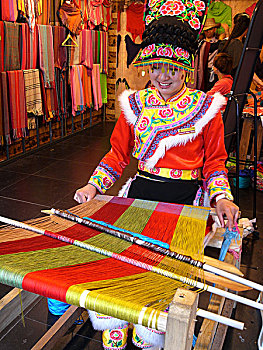 四川阿坝水磨古镇正在编织的女人