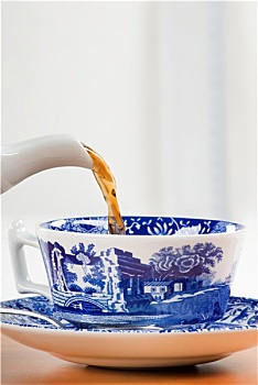 倒出,茶杯