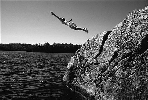 男孩,泳衣,跳跃,水,石头,贝尔格莱德湖区,缅因,美国