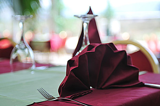 餐厅桌子,空,葡萄酒杯,红色,桌饰