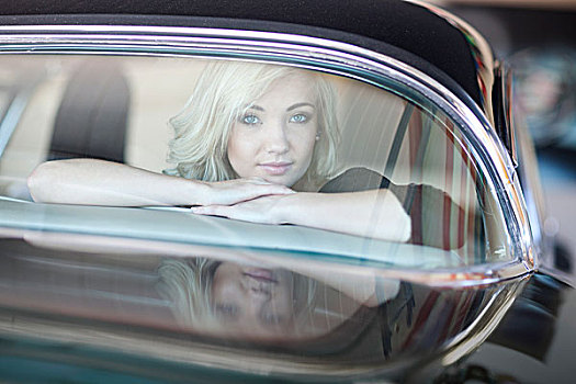 女人,向外看,后面,汽车,风档玻璃
