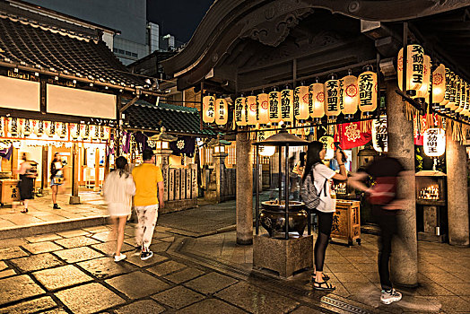 日本大阪夜晚的寺庙