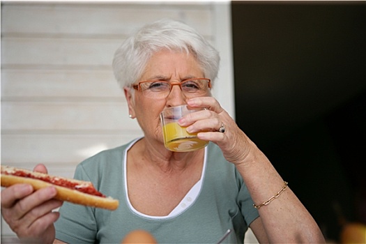 头像,老年,女人,喝,玻璃,橙汁,堵塞,三明治