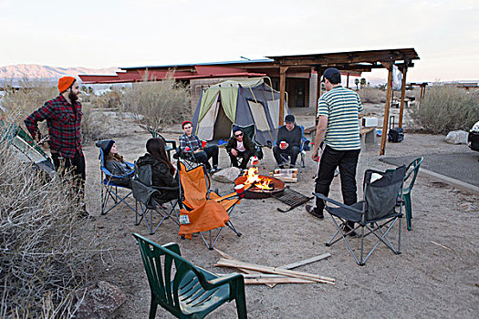 年轻人,朋友,坐,交谈,营火,安萨玻里哥沙漠州立公园,加利福尼亚,美国