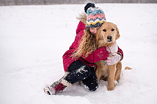 女孩,搂抱,金毛猎犬,雪中