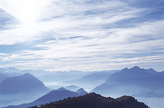 天空,山