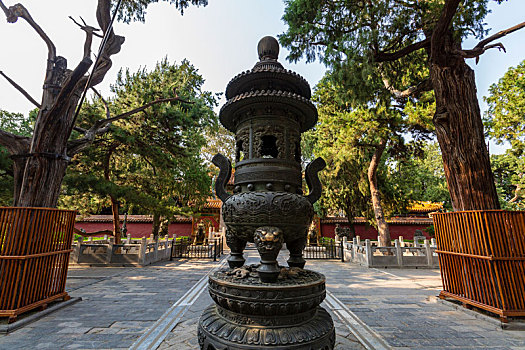 北京故宫御花园铜香炉