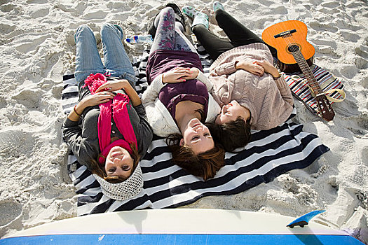 三个女孩,躺着,海滩,吉他