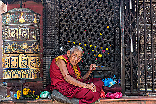 老太太,念珠,佛教,女僧侣,坐,靠近,转经轮,佛塔,加德满都,尼泊尔,亚洲