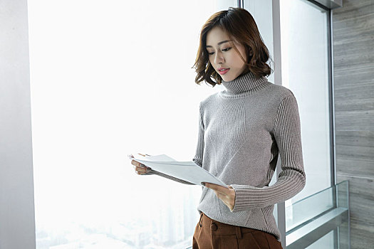 穿風(fēng)衣的年輕女性