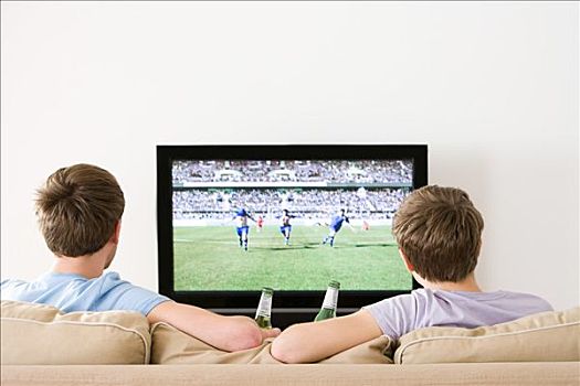 两个,年轻,男人,看,足球,电视