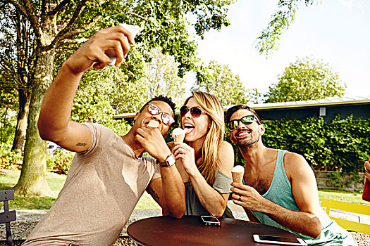 男性,女性朋友,智能手机,吃,冰激凌蛋卷,公园