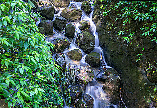 小溪溪水潺潺流水小瀑布石头水景