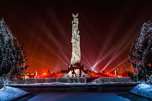中国长春雕塑园迎接春节的冰雪雕塑活动夜景