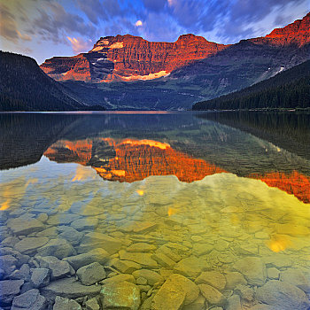 反射,山峦,水中,湖,瓦特顿湖国家公园,艾伯塔省,加拿大