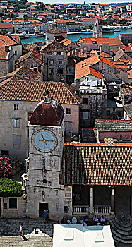 从克罗地亚圣罗夫罗大教堂,世界文化遗产,塔楼俯瞰特罗吉尔古城