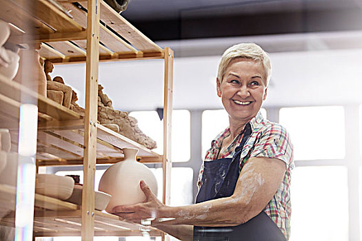 微笑,老年,女人,放置,陶器,花瓶,架子,工作室