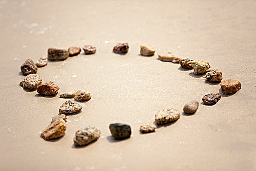 沙滩上小石头摆成心形
