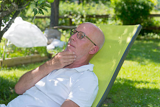 老人,放松,折叠躺椅,男人,花园,夏天