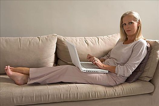 女人,沙发,笔记本电脑