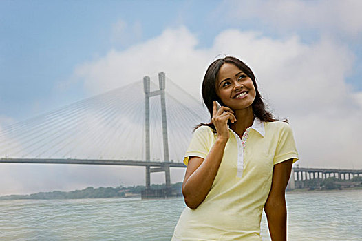 女人,交谈,手机,桥,背景,河,加尔各答,西孟加拉,印度