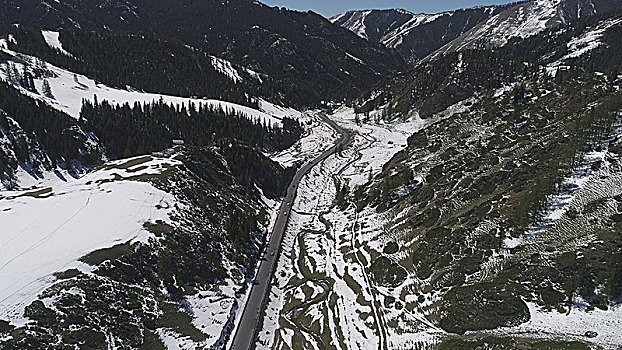 暮春一场雪,美翻东天山