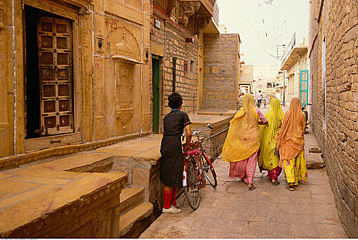 人,走,小巷,瓦腊纳西,北方邦,印度