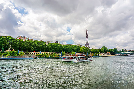 法国巴黎塞纳河风光,埃菲尔铁塔