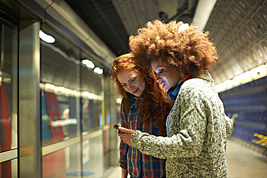 两个,美女,火车站,看,智能手机
