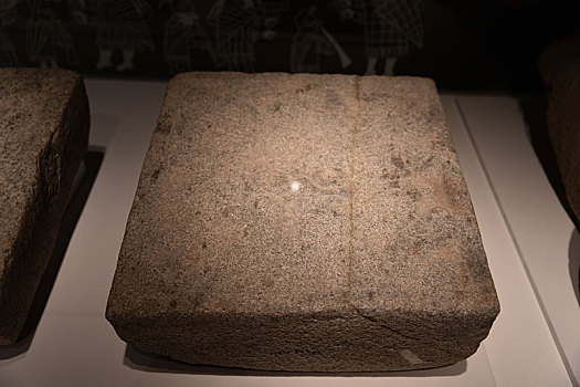 秘鲁查文国家博物馆带榫石雕头像雕刻石板
