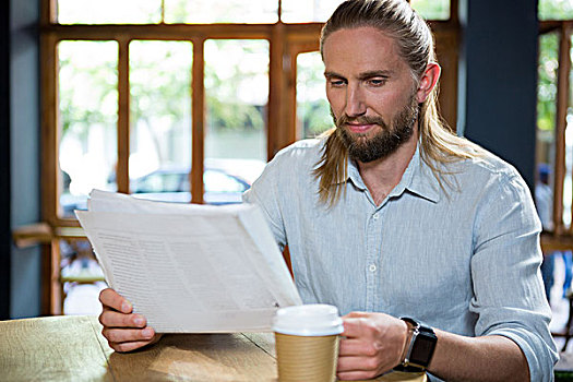 男人,读报纸,桌子,咖啡馆,英俊,男青年,读报