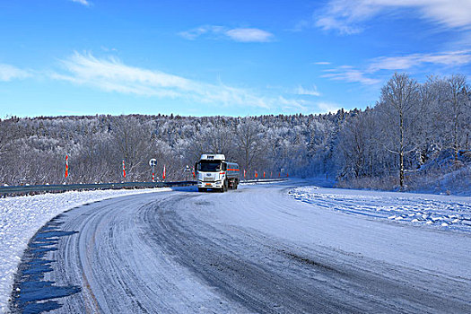 林海雪原中的大货车