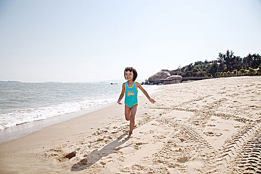 小女孩在沙滩上奔跑