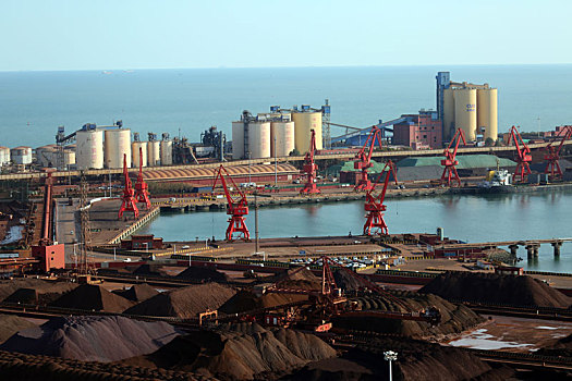山东省日照市,俯瞰港口装卸生产,煤山如海,矿石绵延,折射中国经济活力无限