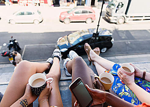 女人,朋友,喝咖啡,悬着,腿,室外,城市,公寓,窗户