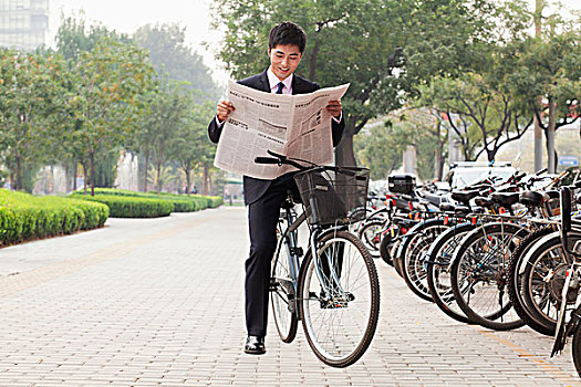 坐,自行车,读,报纸
