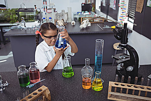 俯拍,小学生,检查,蓝色,化学品,长颈瓶,实验室,书桌,科学