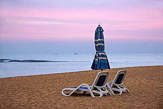 山东日照万平口风景区海滩上的沙滩椅