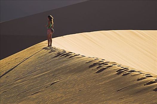 女青年,走,沙丘,日落,索苏维来地区,纳米比亚
