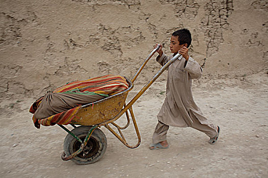 男孩,运输,面包,布,城市,北方省,孩子,破损,家庭,贫穷,冲突,生活方式,工作,街道,阿富汗