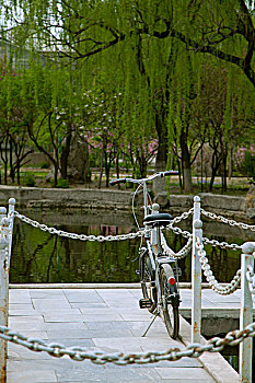 中國古典園林湖泊中的石板橋和兒童自行車