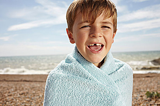 男孩,海滩,裹着毛巾