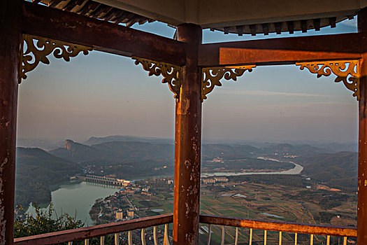 山,丹霞,河流,蓝天,黄昏,大气,亭子,凉亭,雕梁画柱透视,水电站,村庄,驴友,旅行,地质公园,丹霞地貌,绿色,灌木,树,草,水潭,素材,平面设计